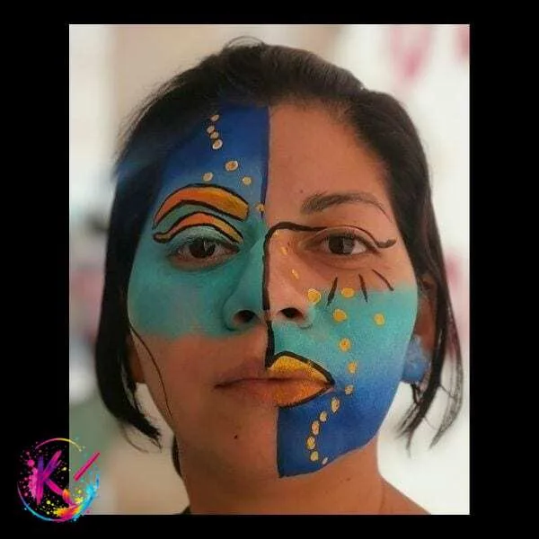 Maquillaje artístico abstracto en dos colores dividido a la mitad del rostro