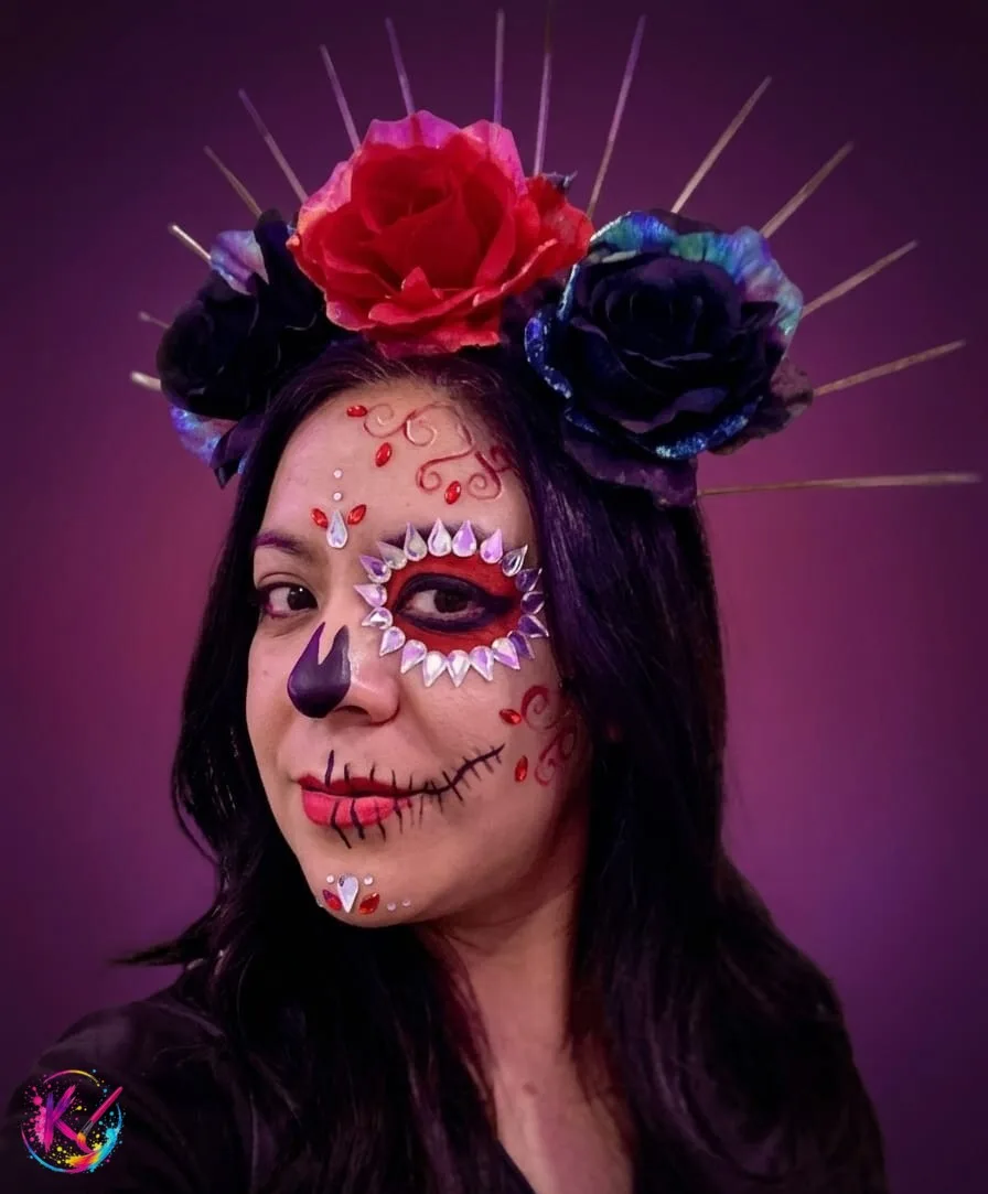 Maquillaje de catrina glam con tocado de flores y fondo morado