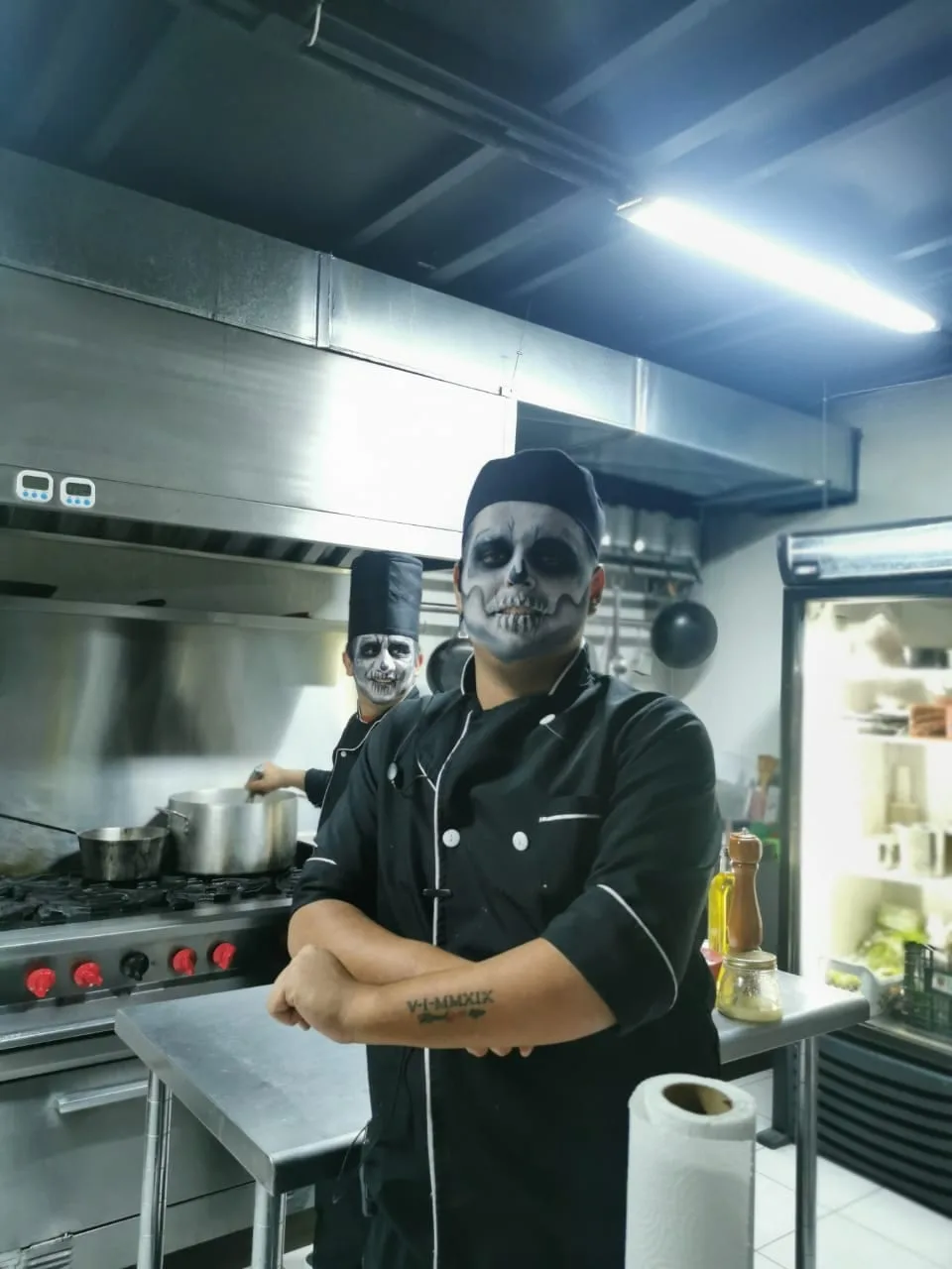 Bartender de Élite Paseo Gastronómico con maquillaje de calavera