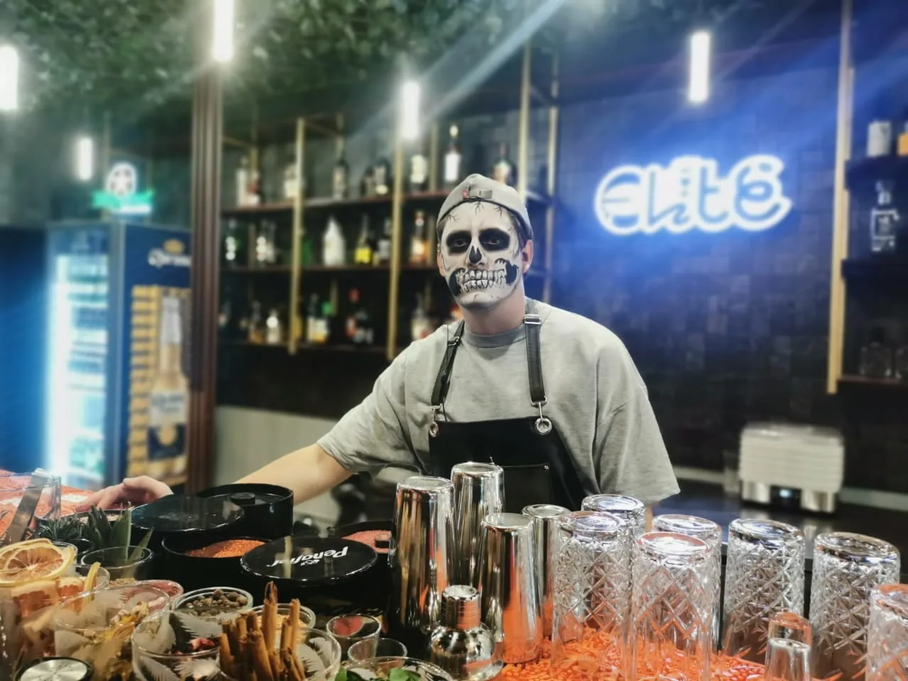 Foto del evento de body paint de Ketsaltik en el restaurante Élite Paseo Gastronómico 17