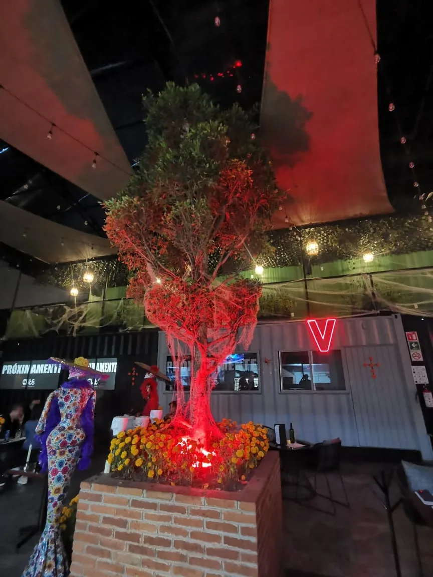 Foto del evento de body paint de Ketsaltik en el restaurante Élite Paseo Gastronómico 2