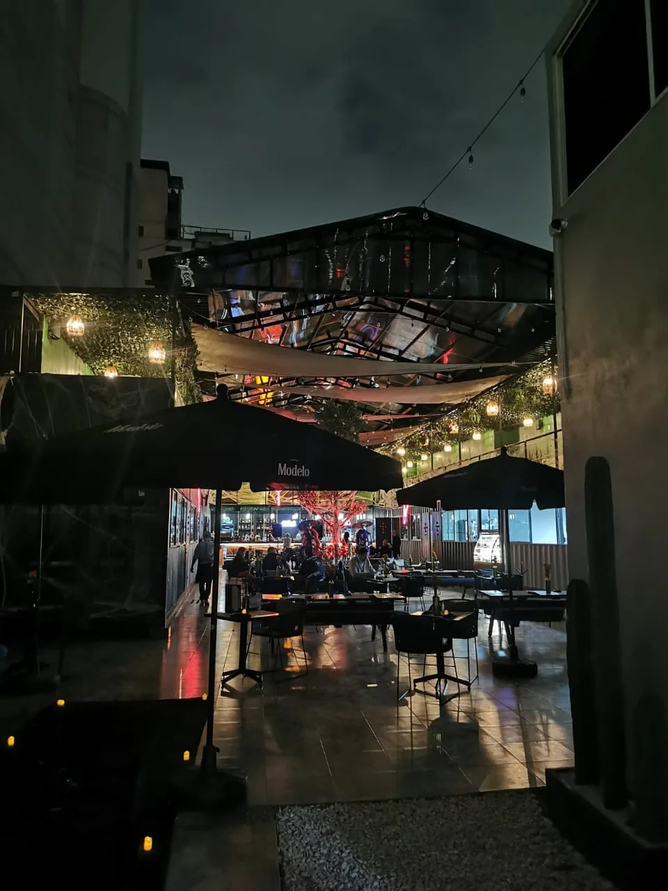Foto del evento de body paint de Ketsaltik en el restaurante Élite Paseo Gastronómico 3